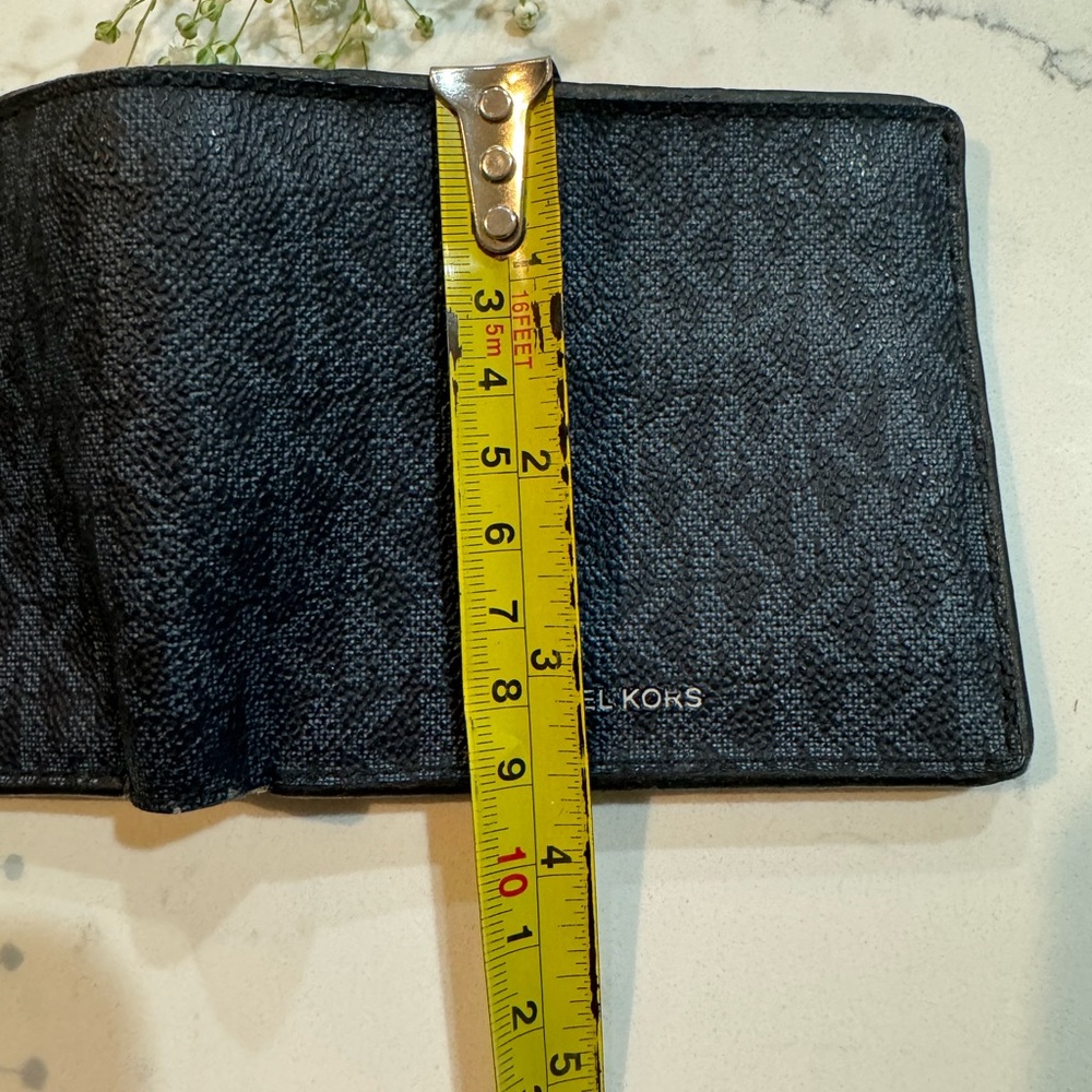 Michael Kors signature logo Wallet - Picture 9 of 9